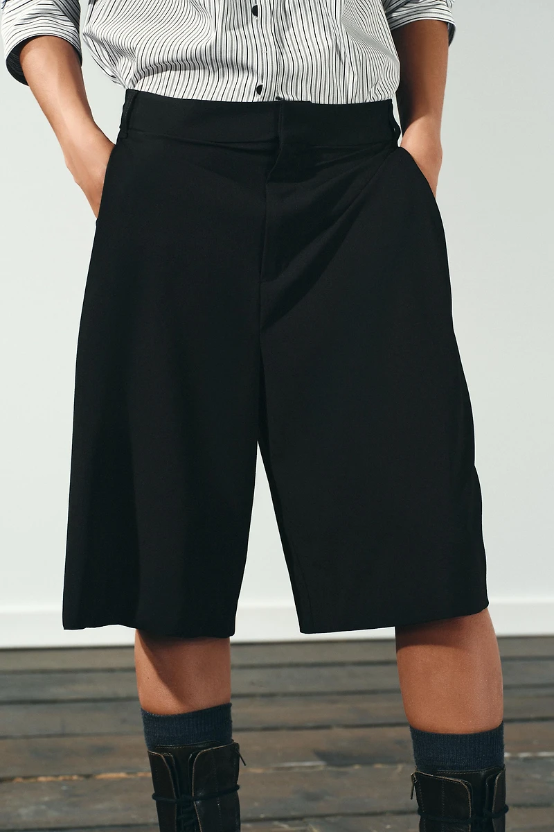 PLEATED LONG SHORTS