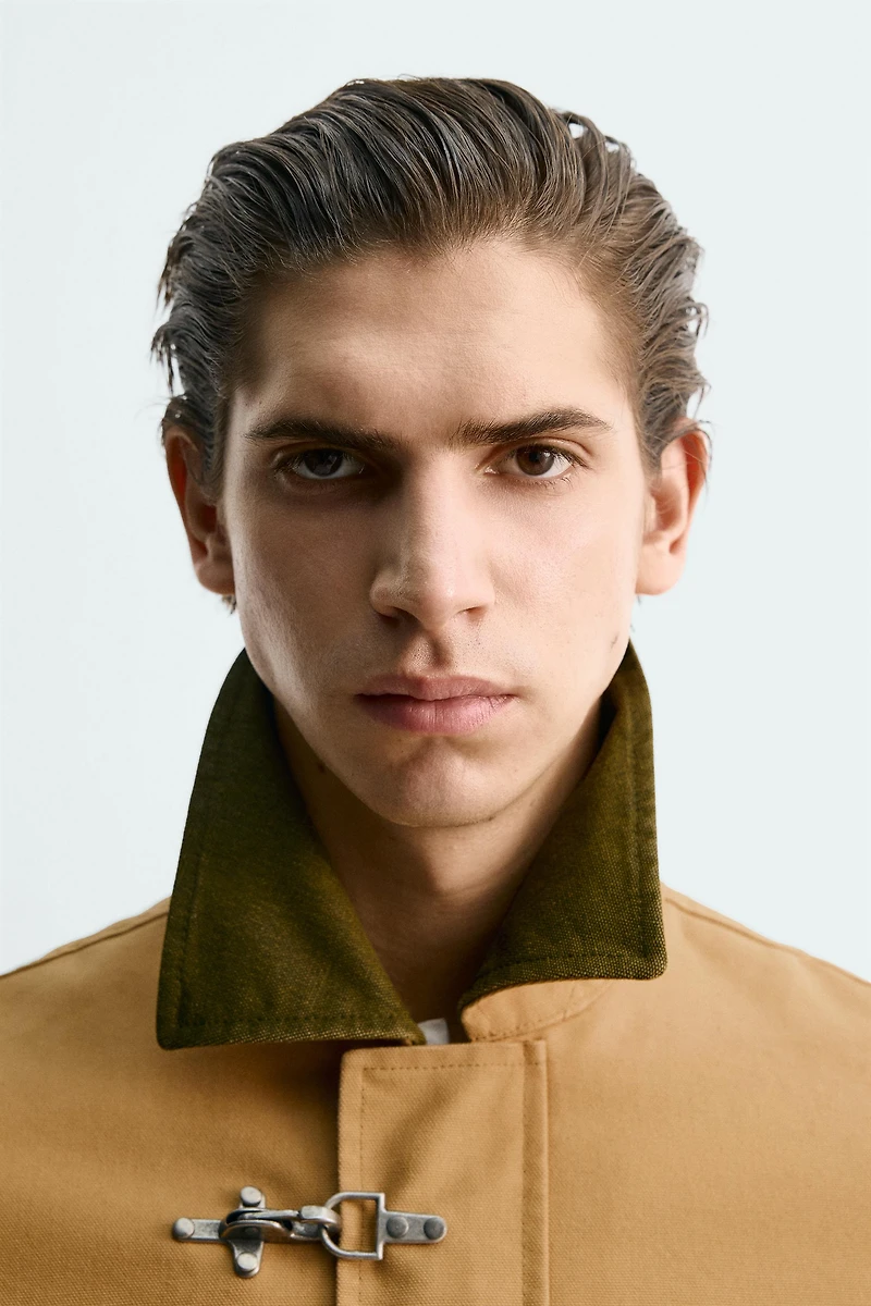 VESTE À BRANDEBOURGS ET COL EN CONTRASTE