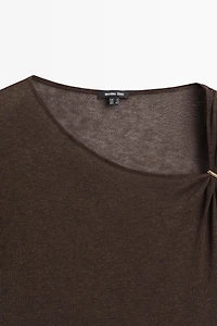Asymmetric drop sleeve fluid top