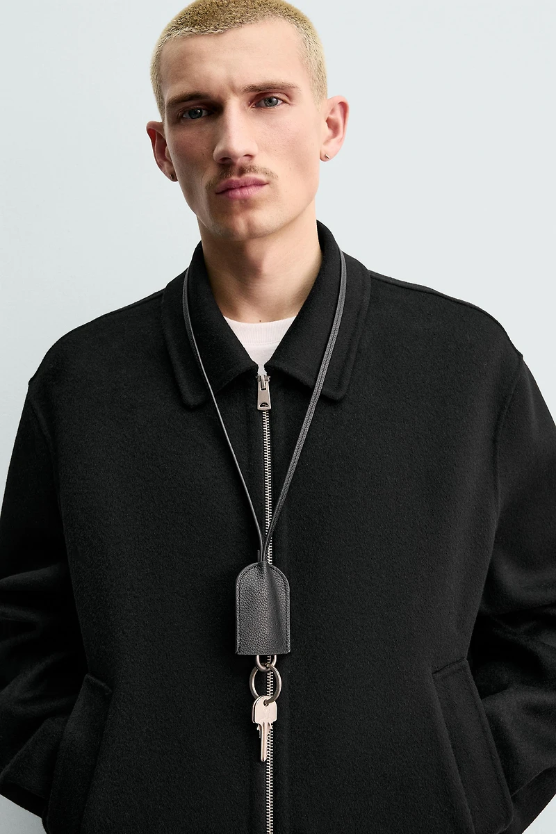 PORTE-CLÉS AVEC PENDENTIF EN CUIR