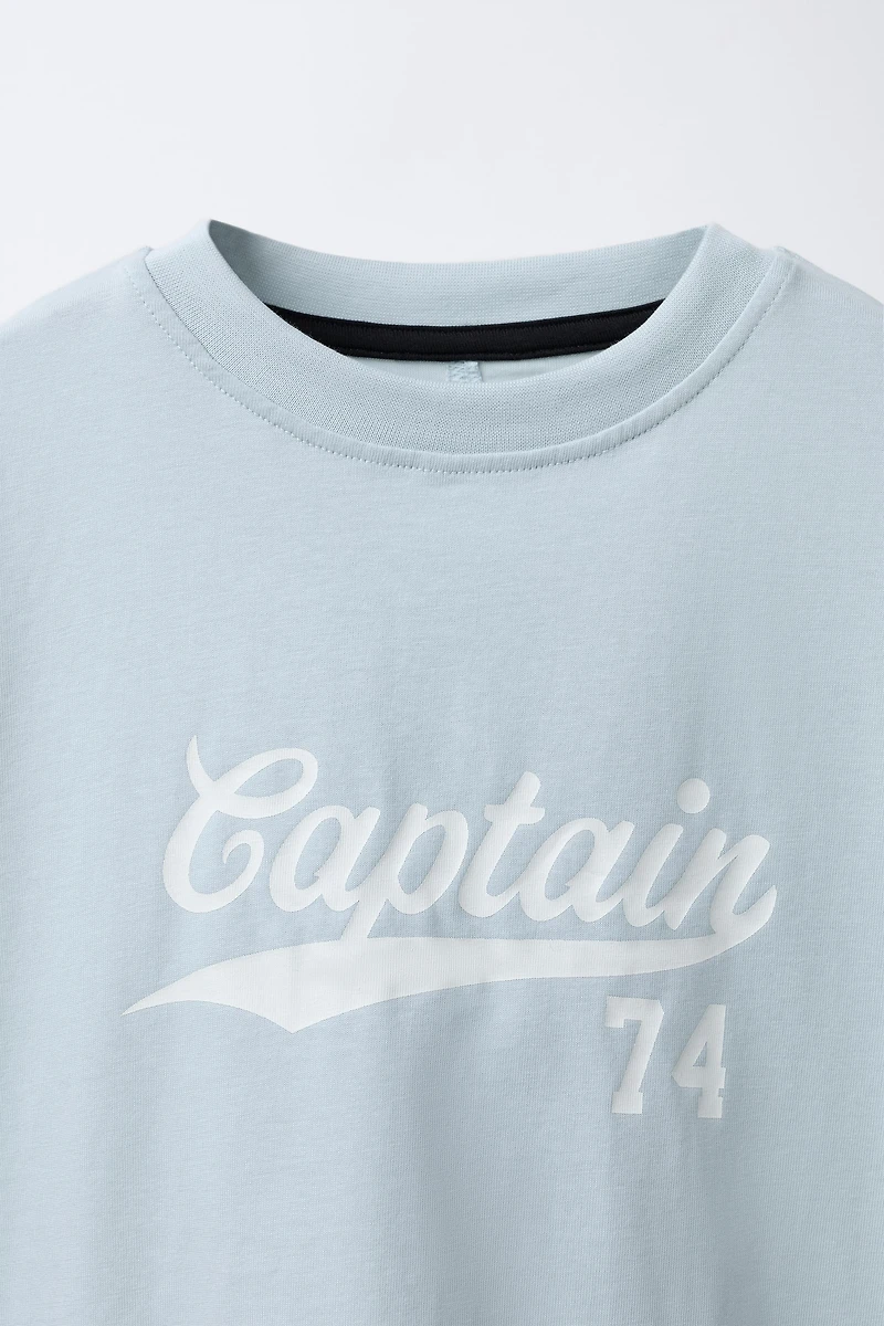 T-SHIRT JOGGING AVEC INSCRIPTION ET ÉTIQUETTE