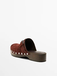 Leather clogs with buckle