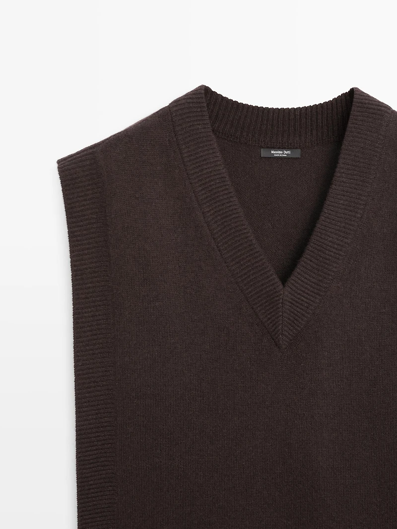 V-neck bib with tie details