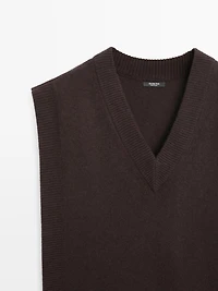 V-neck bib with tie details