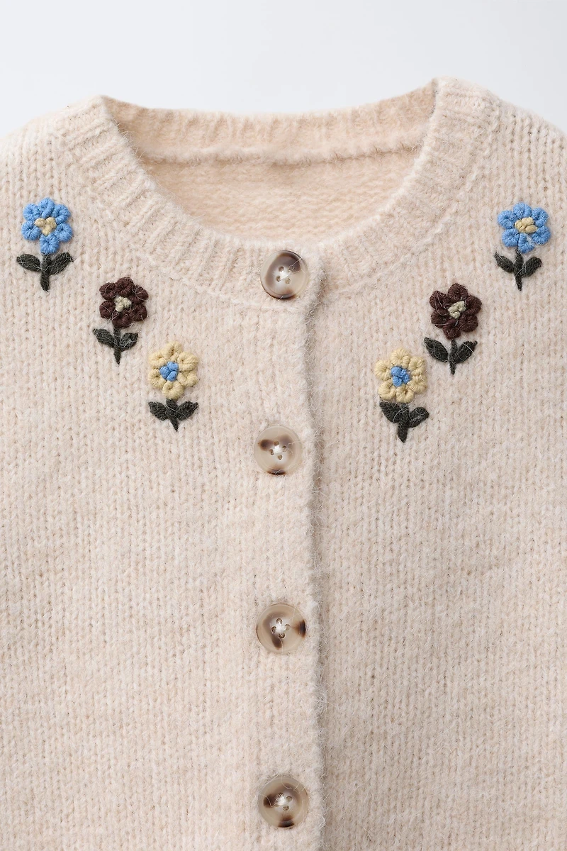 GILET EN MAILLE FLEURS BRODÉES