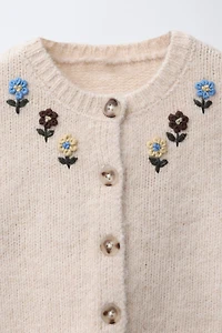 GILET EN MAILLE FLEURS BRODÉES
