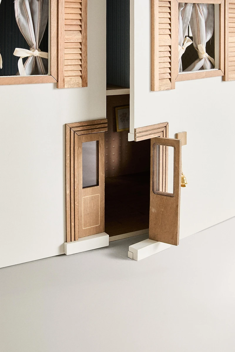 KIDS’ DOLLHOUSE TOY