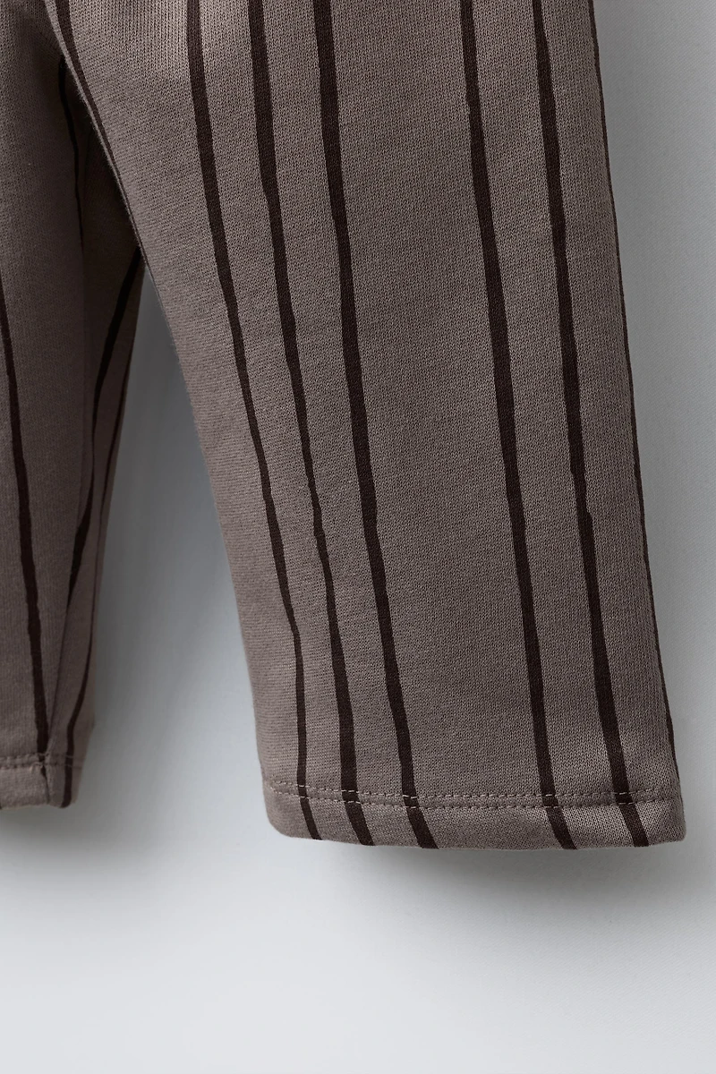 PANTALON À RAYURES ET ÉTIQUETTE