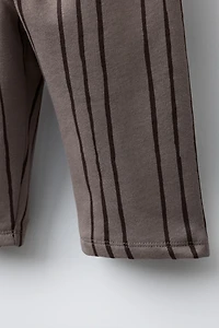 PANTALON À RAYURES ET ÉTIQUETTE