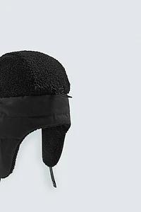 TECHNICAL CAP WITH COMBINED EARFLAPS