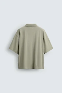 POLO RELAXED FIT TEXTE IMPRIMÉ