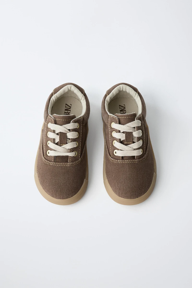 LACE-UP SNEAKERS