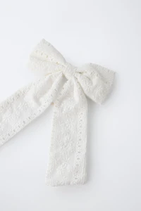 CUT-OUT BOW ELASTIC AND CLIP