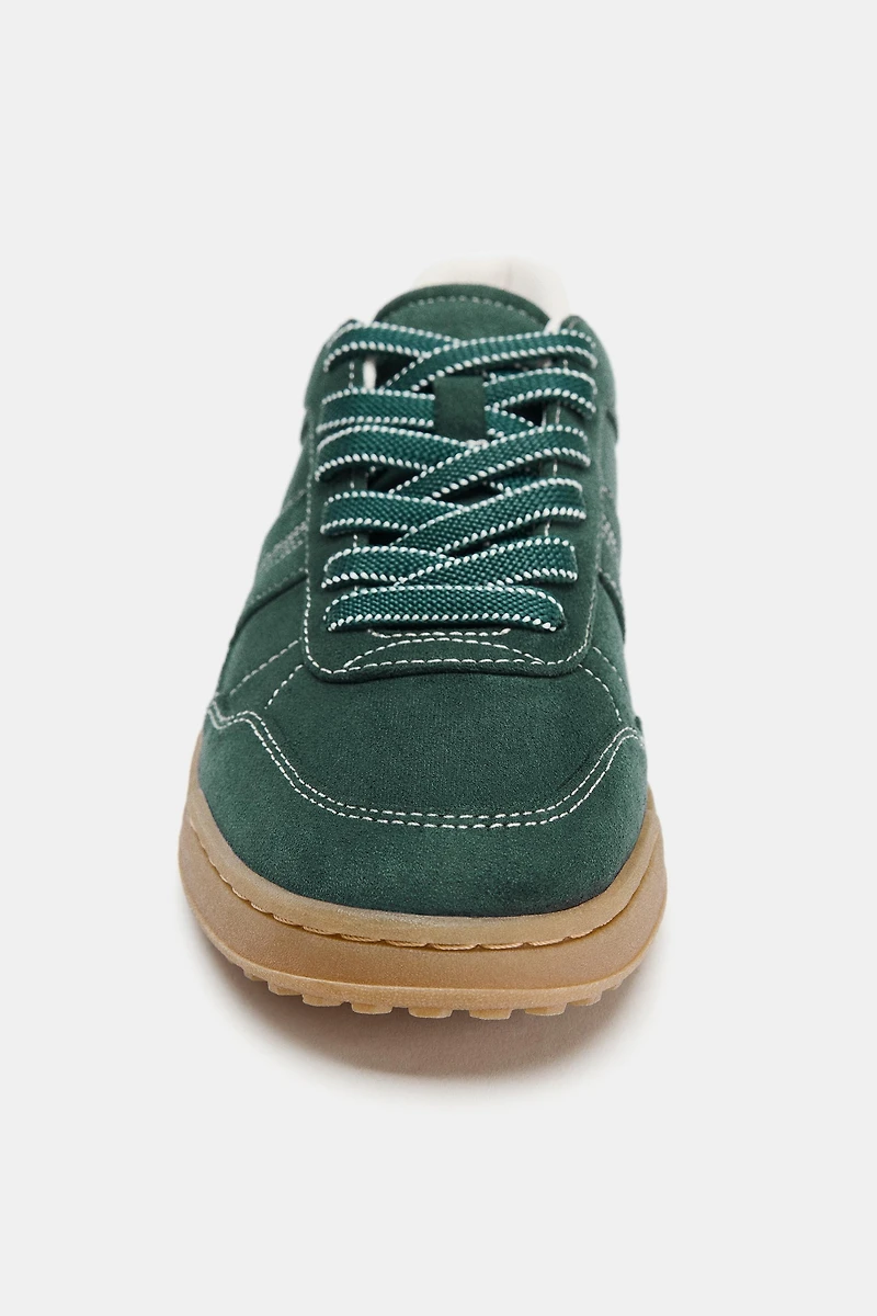 CHAUSSURES DE SPORT CONTRASTÉES