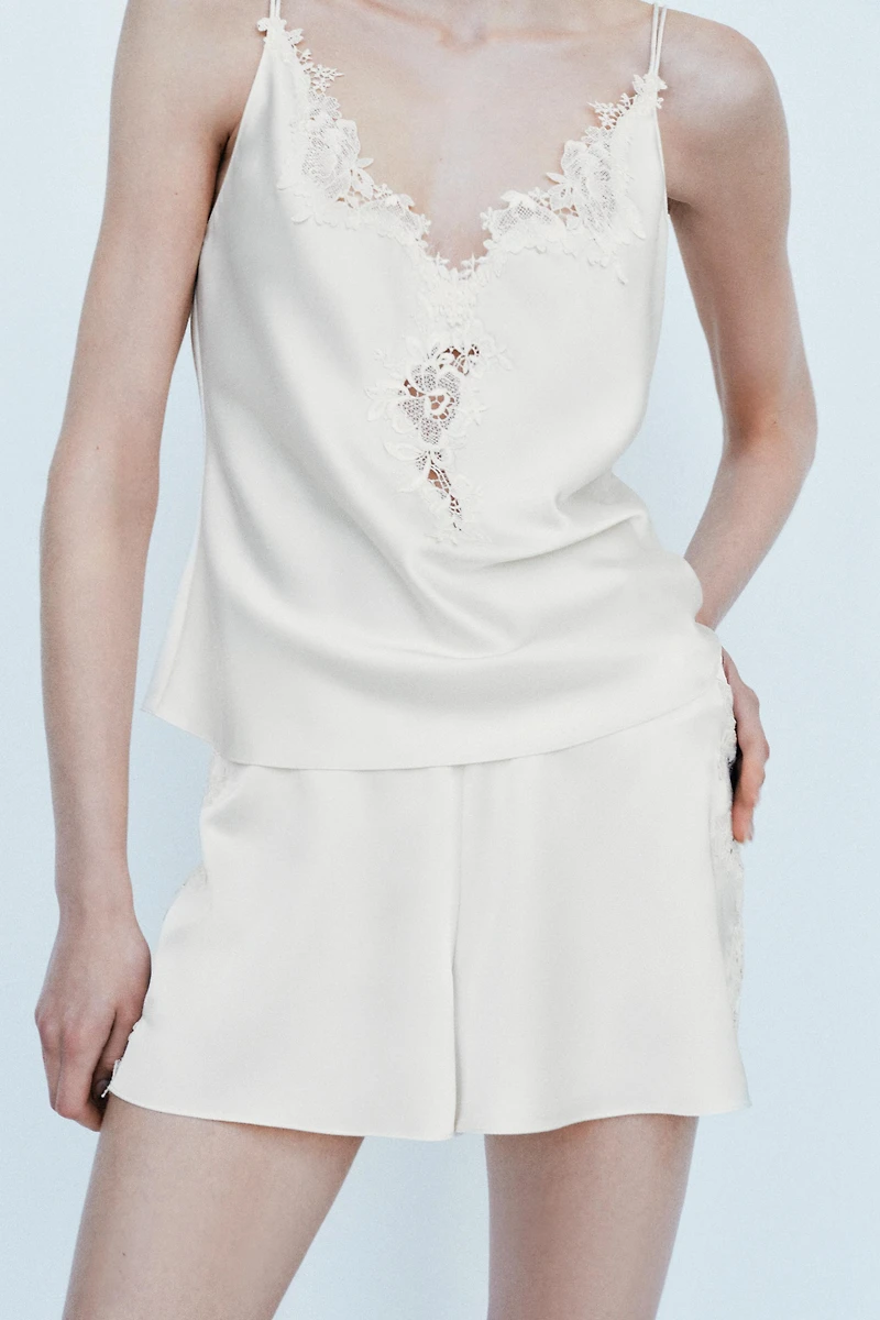 SHORT SATINÉ EN DENTELLE
