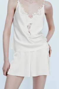 SHORT SATINÉ EN DENTELLE