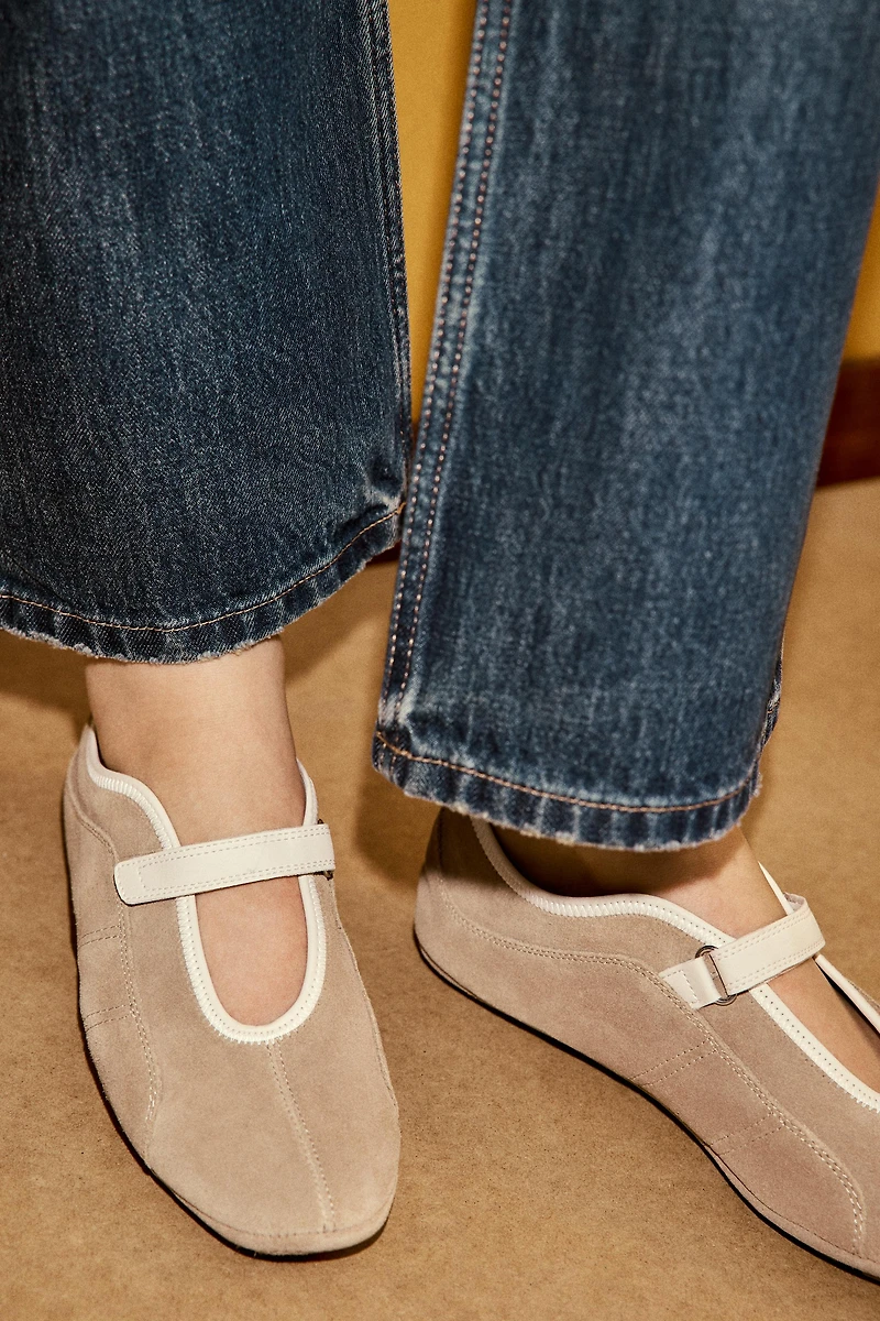 BALLERINES EN CUIR AVEC BRIDE