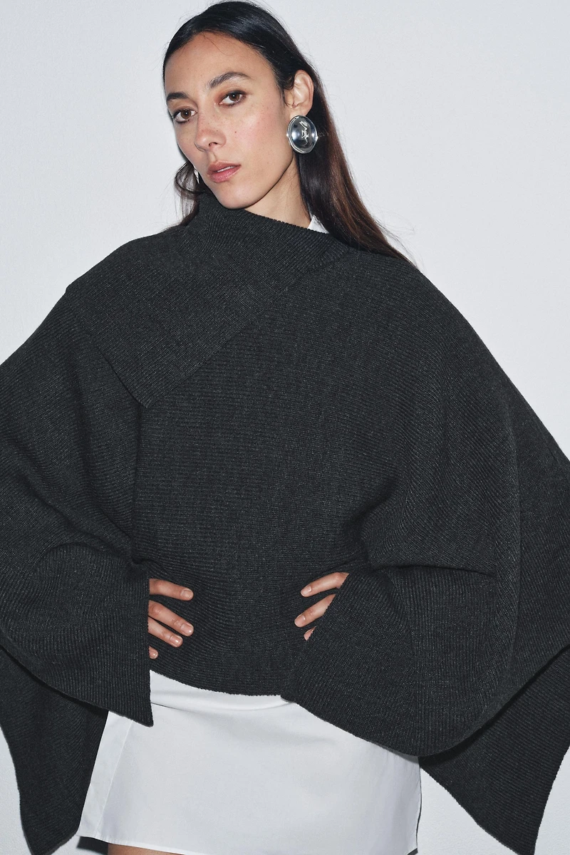 CAPE AVEC LAINE COL ASYMÉTRIQUE