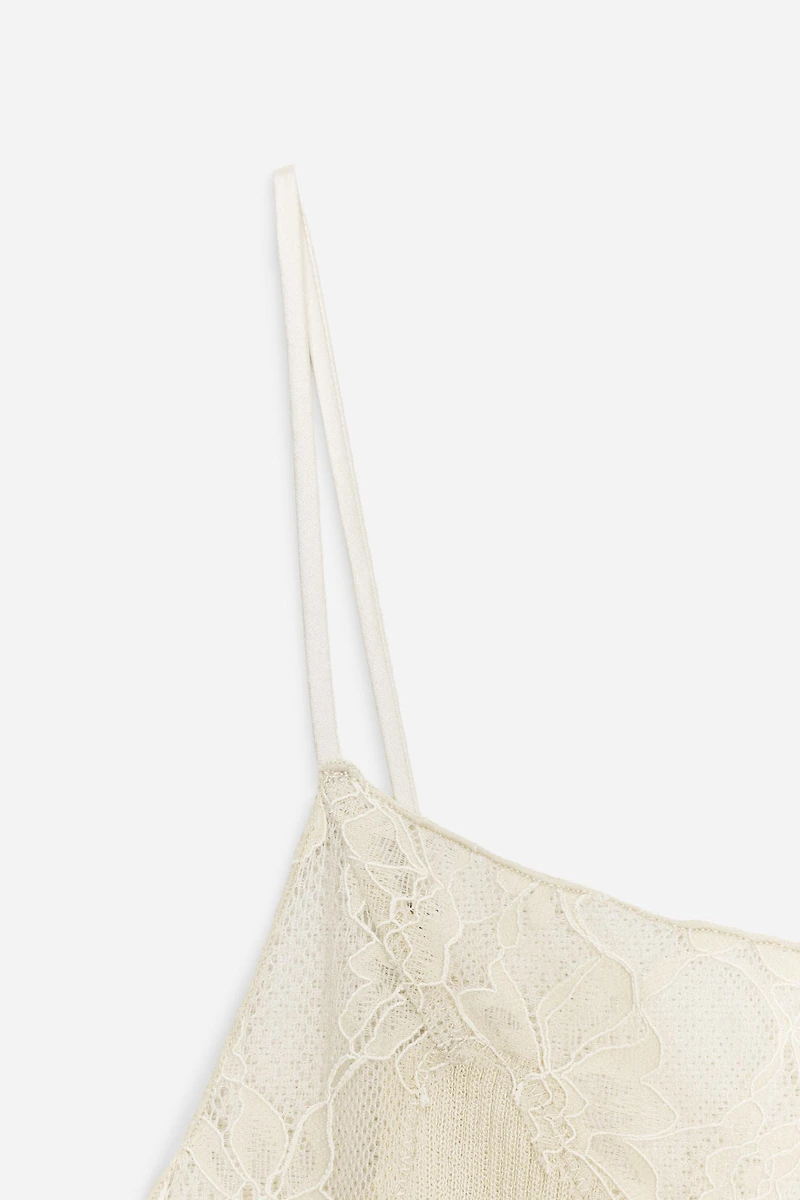 SEAMLESS LACE TOP