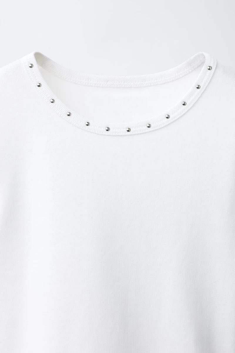 T-SHIRT À CLOUS ET DENTELLE