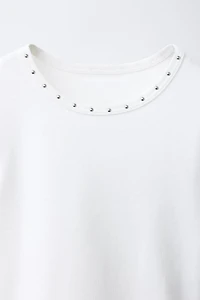 T-SHIRT À CLOUS ET DENTELLE