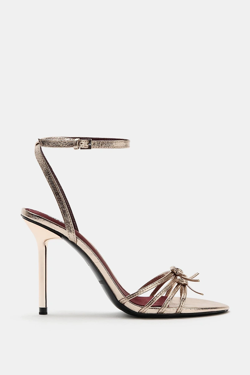 SANDALES À TALONS ET LACETS