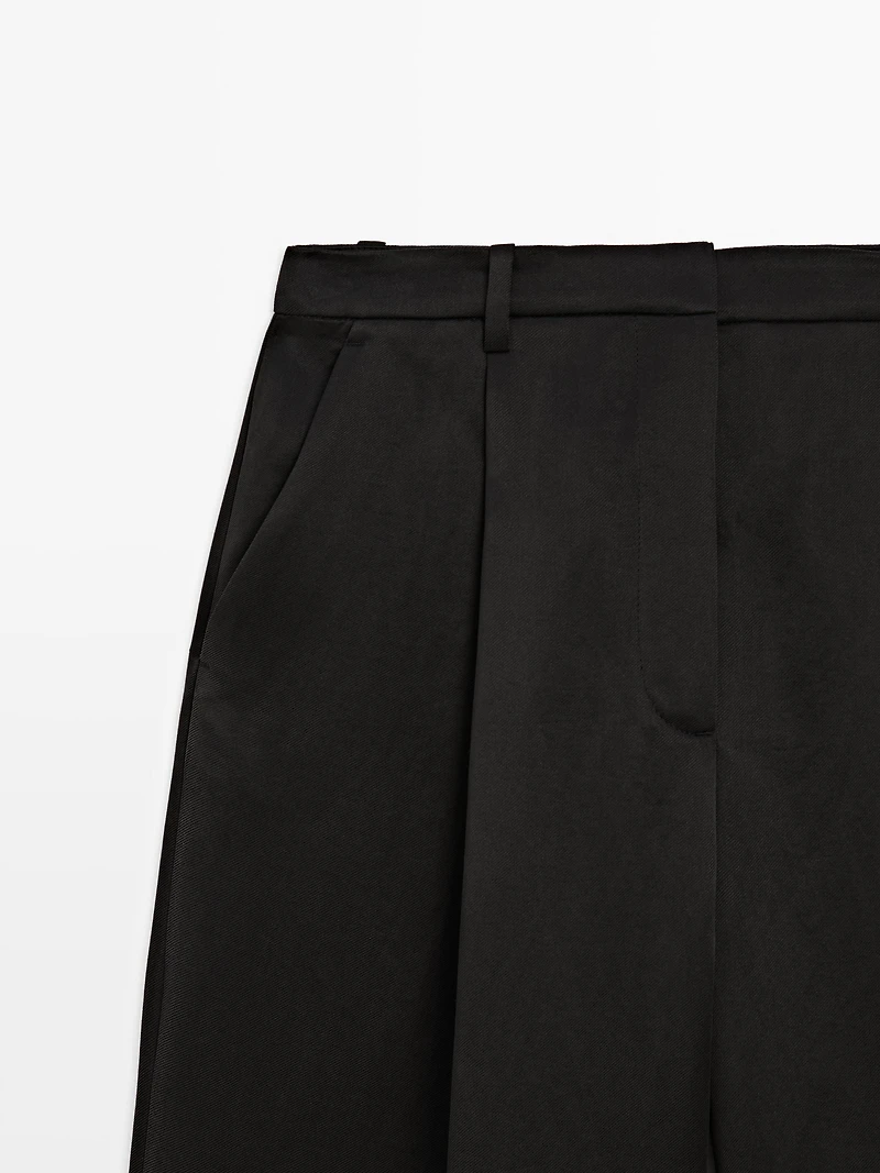 Flowing trousers with pleated details