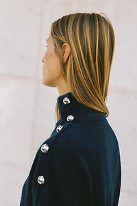 PULL EN MAILLE DOUCE À BOUTONS