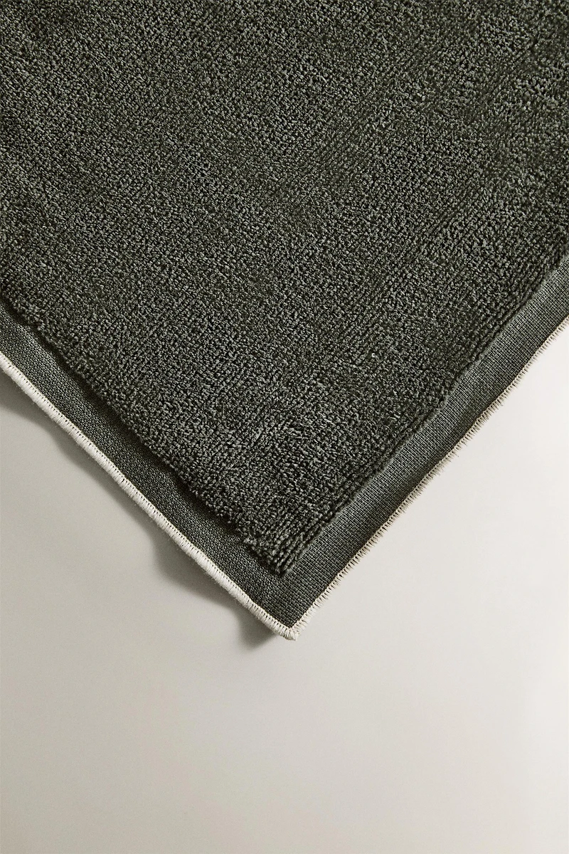 VELOUR OVERLOCK BATH TOWEL