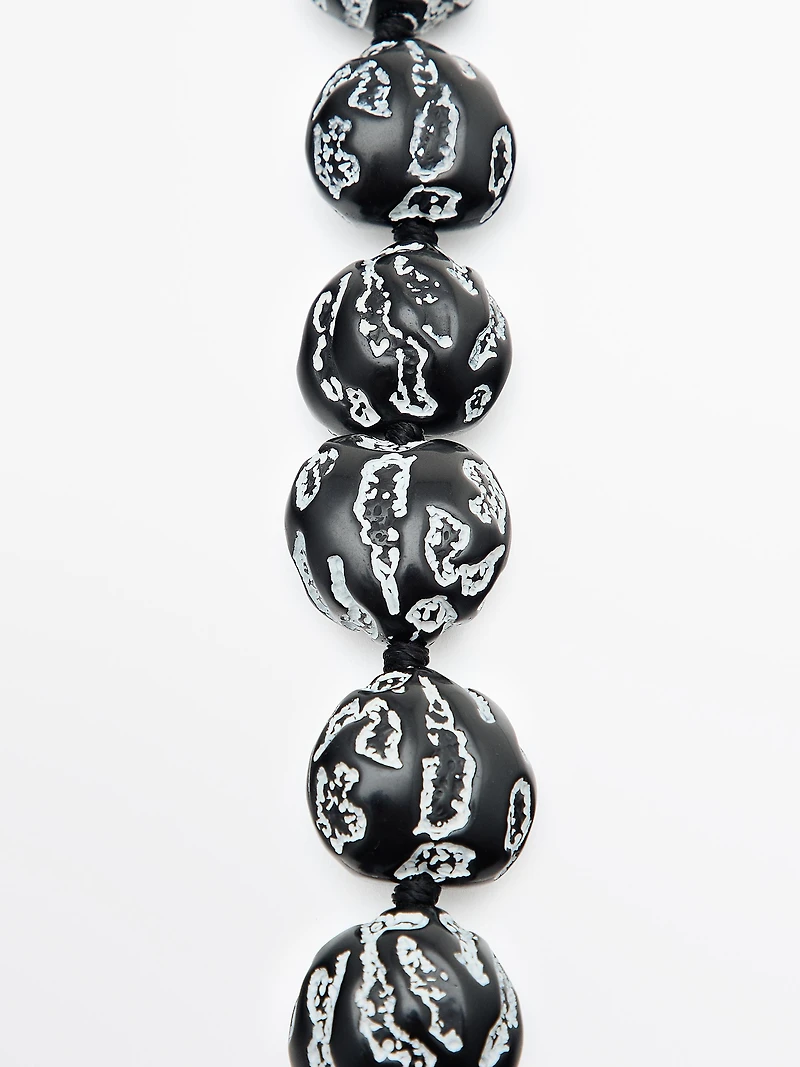 Short pendant with irregular beads