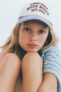 CASQUETTE VARSITY INSCRIPTION BRODÉE