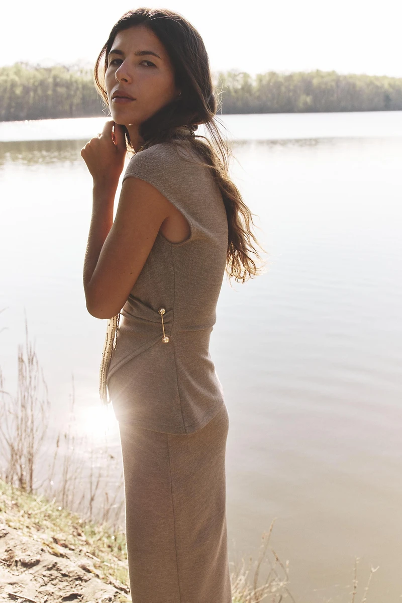 TEXTURED CLASP TOP