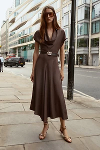 ROBE MI-LONGUE COL BÉNITIER AVEC CEINTURE