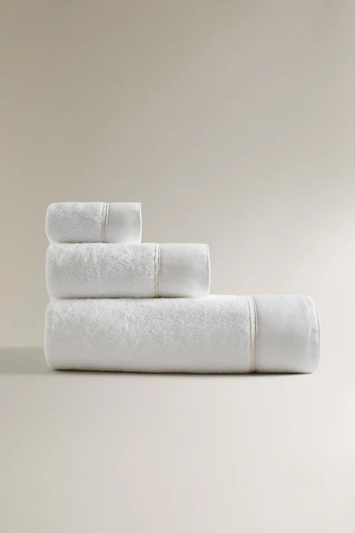 BATH TOWEL WITH PIQUÉ BAND