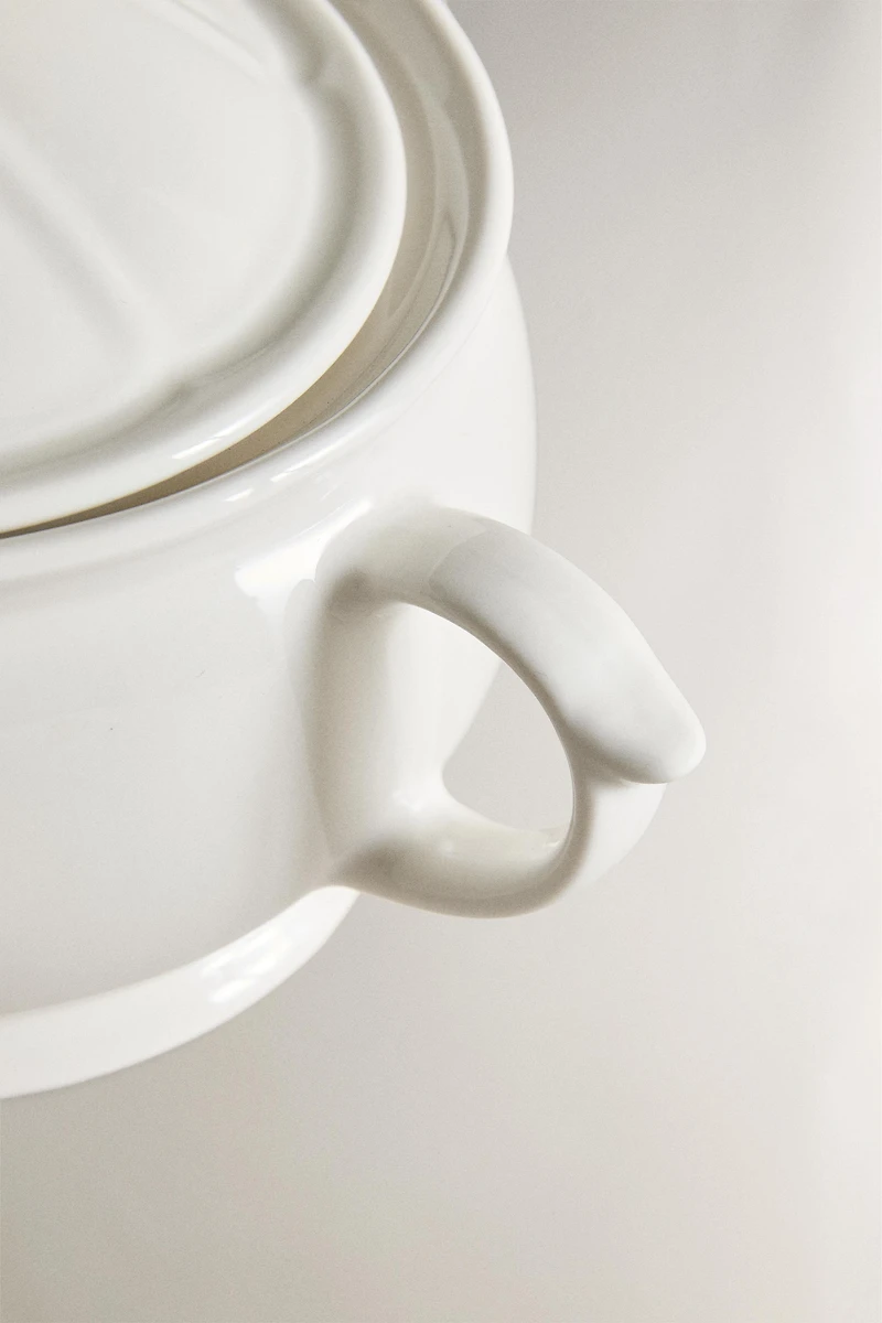 PORCELAIN TUREEN WITH A RAISED DESIGN