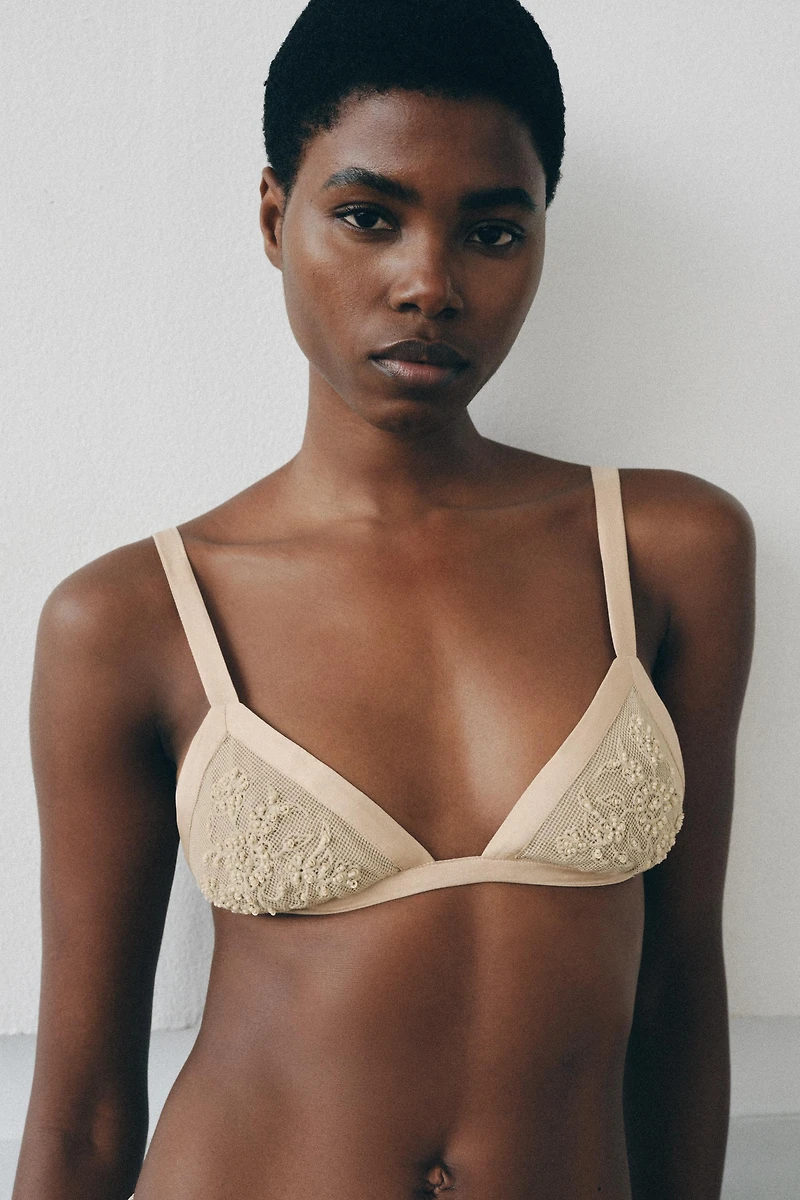 SOUTIEN-GORGE TRIANGLE EN DENTELLE AVEC FANTAISIE