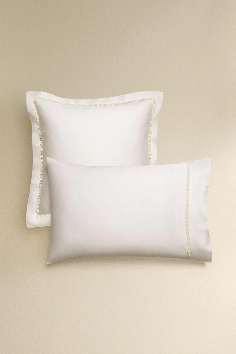 TAIE D’OREILLER SATIN BRODERIE JOUR ÉCHELLE