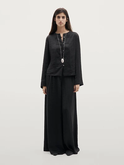 Flowing shirt with stand-up collar