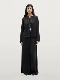 Flowing shirt with stand-up collar