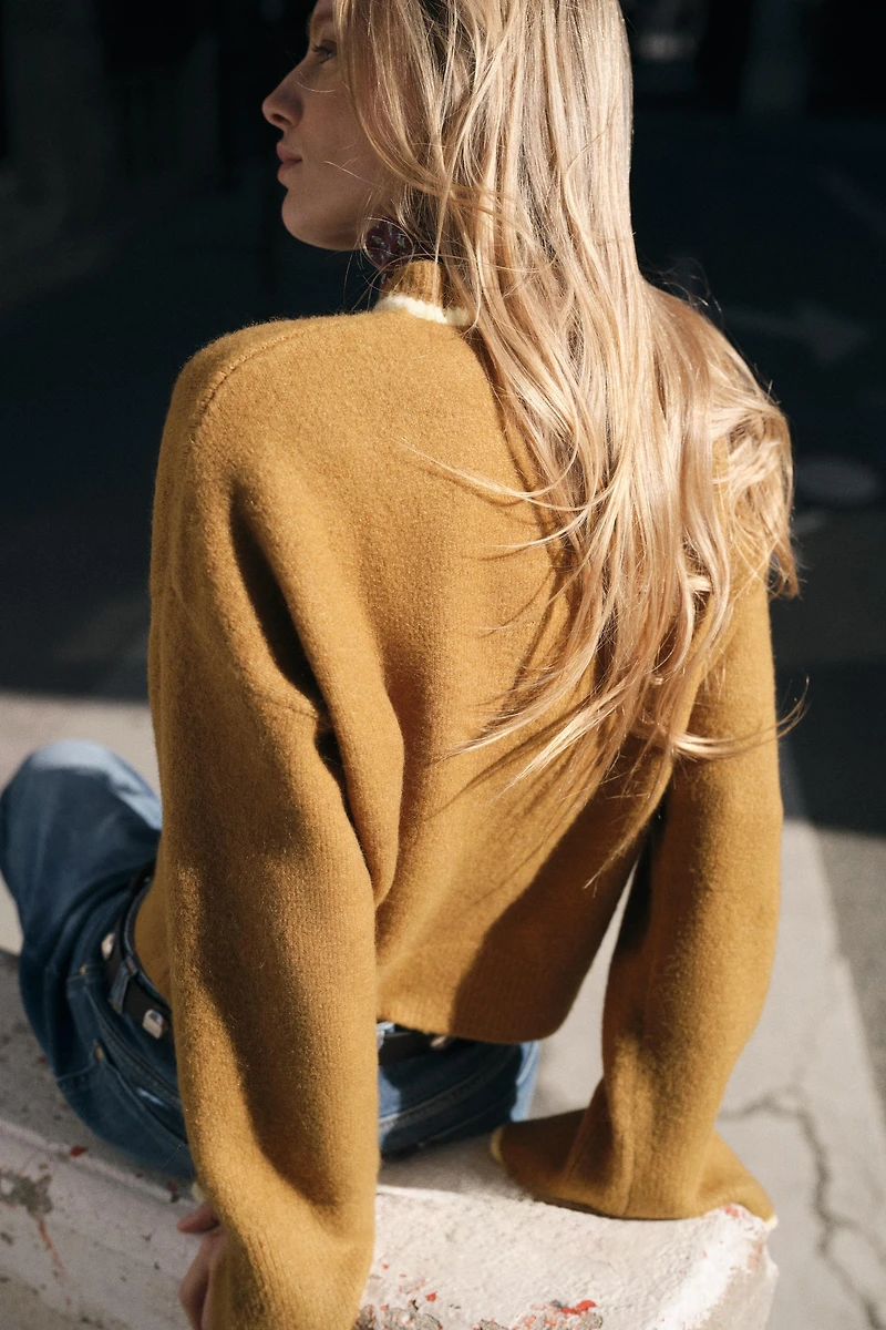 PULL EN MAILLE AVEC LISERÉS CONTRASTE