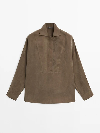 Blouse with zip on the chest