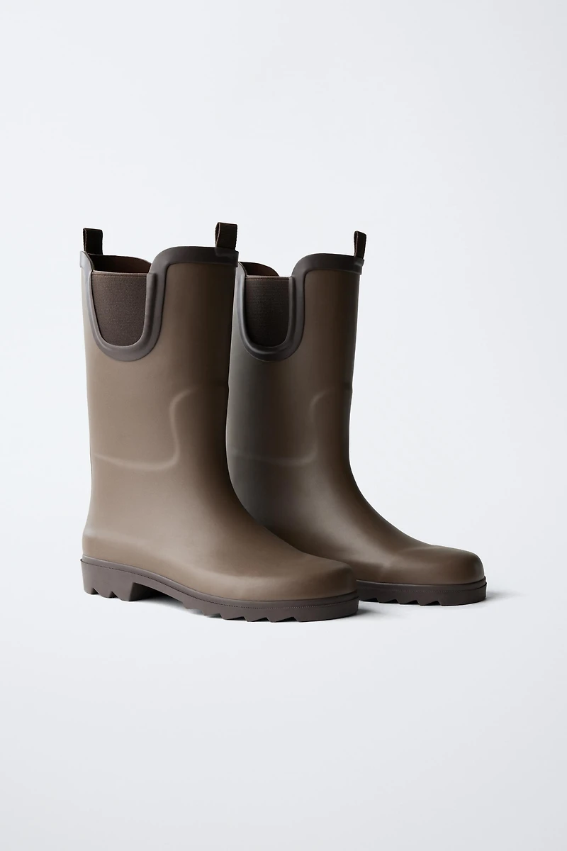 HIGH RAIN BOOTS