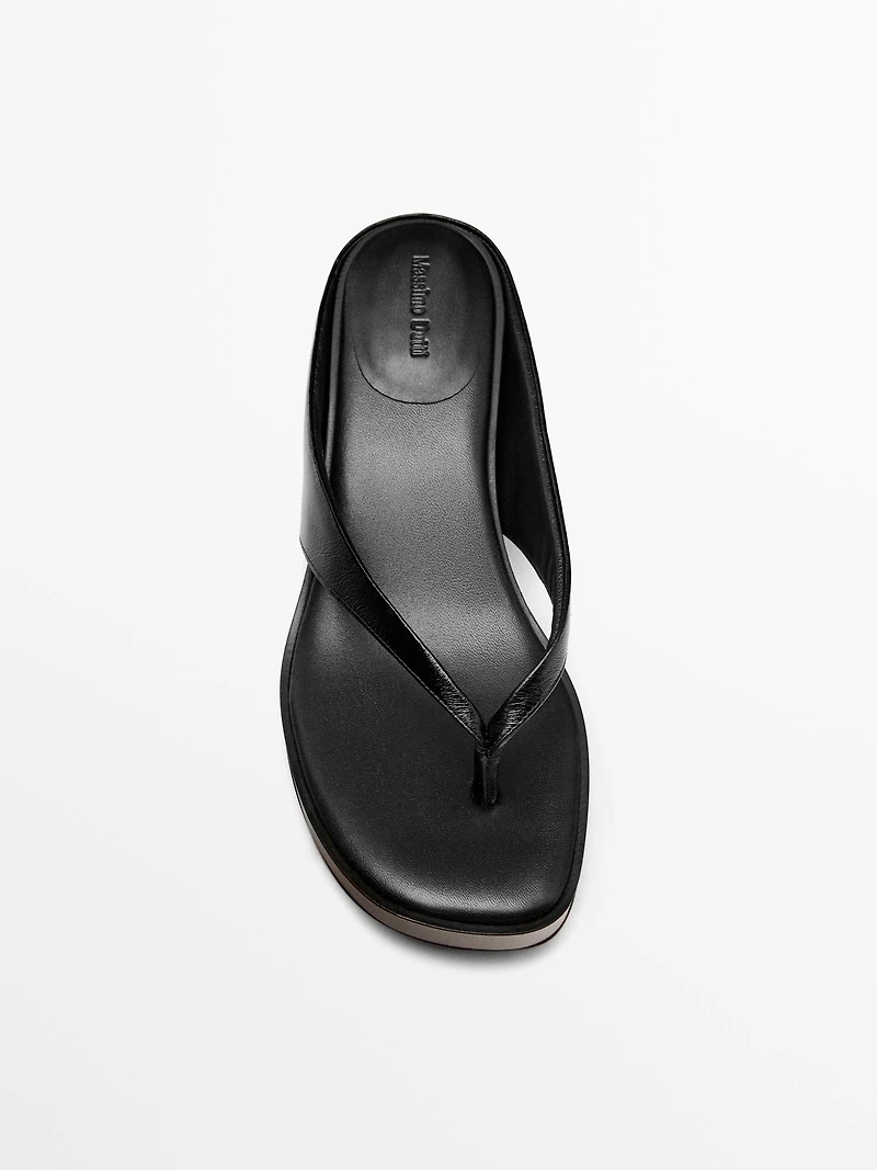 Mid-heel sandals with toe divider