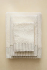 BATH TOWEL WITH STRIPED BORDER