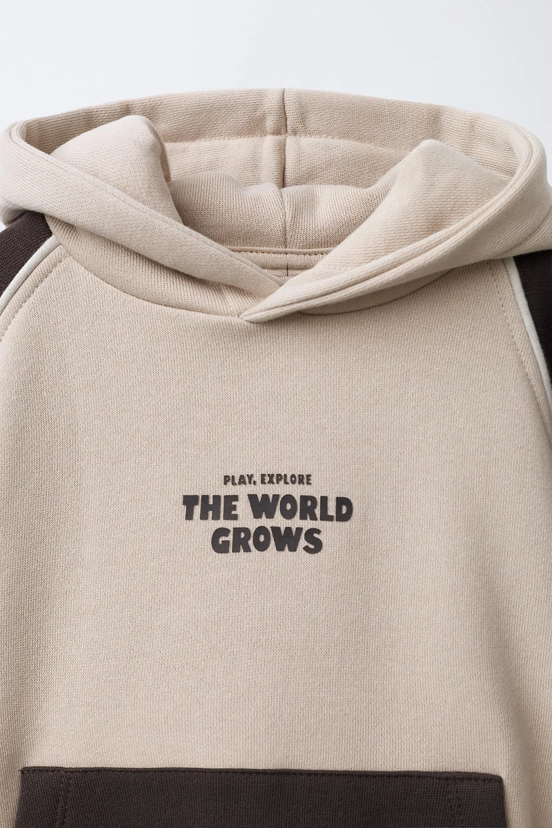 SWEAT À CAPUCHE COLOR BLOCK ET INSCRIPTION