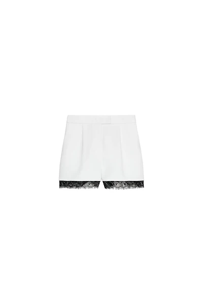BERMUDA EN MATIÈRES VARIÉES AVEC DENTELLE