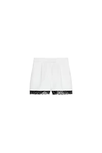 BERMUDA EN MATIÈRES VARIÉES AVEC DENTELLE