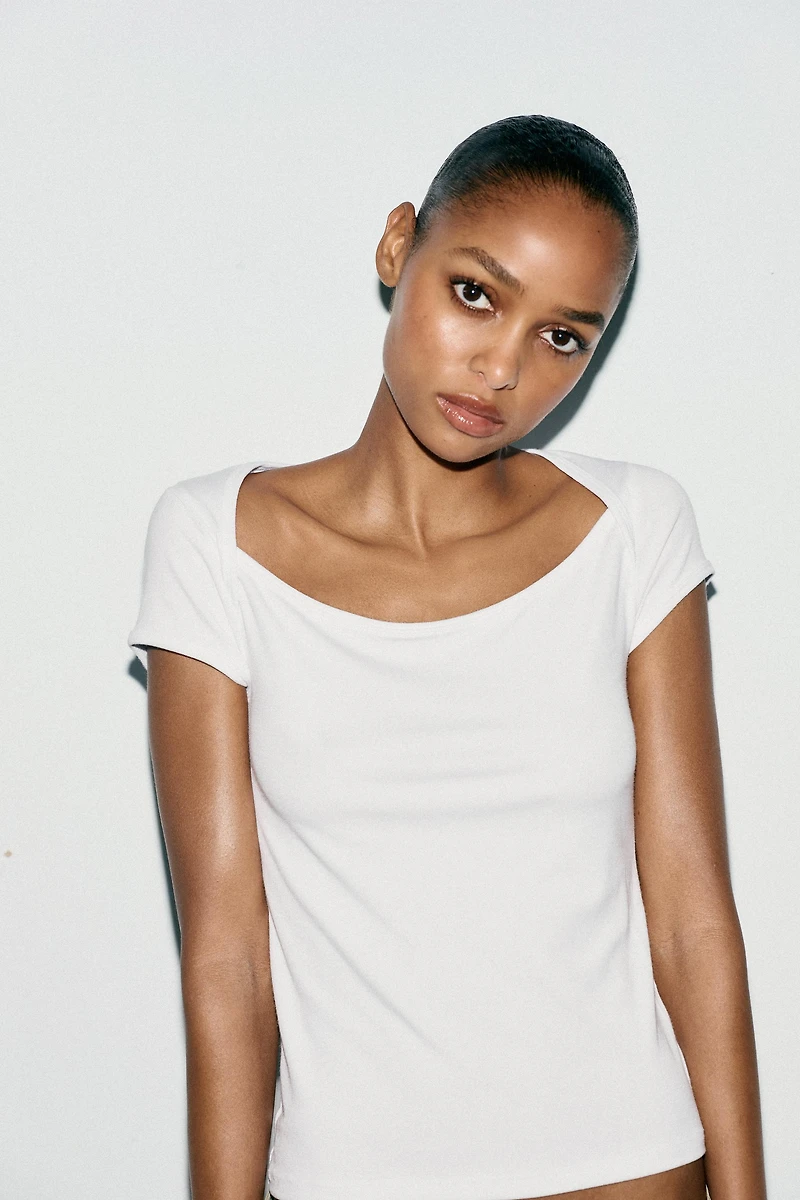 T-SHIRT À ENCOLURE CARRÉE