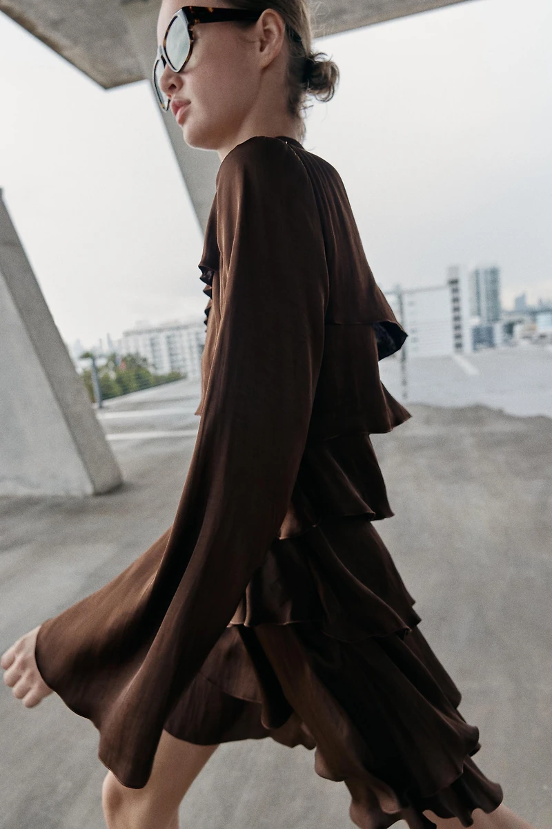 ROBE COURTE SATINÉE À VOLANTS