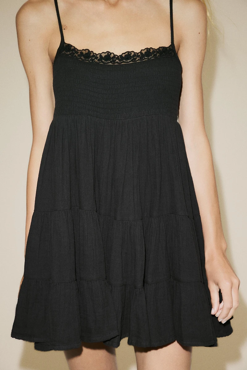 ROBE COURTE EN GAZE ET DENTELLE